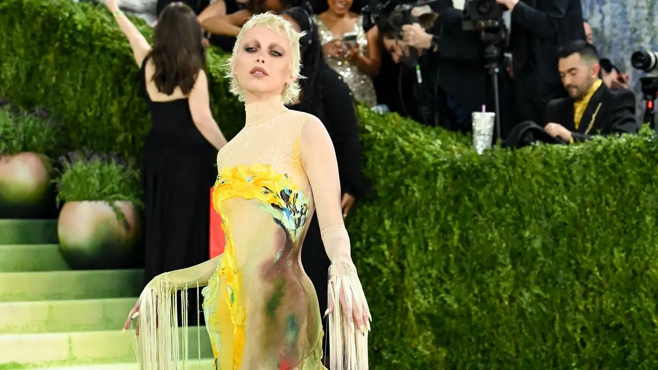 Au Met Gala 2026, Emma Chamberlain se transforme en œuvre vivante en Mugler