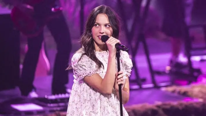 Pourquoi il faut lâcher la grappe à Olivia Rodrigo sur ses robes « de bébé »
