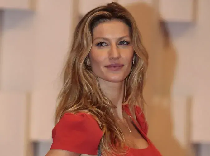 Gisele Bündchen : Elle s'apprête à vous rhabiller, pendant que son fils nous fait de l'oeil !